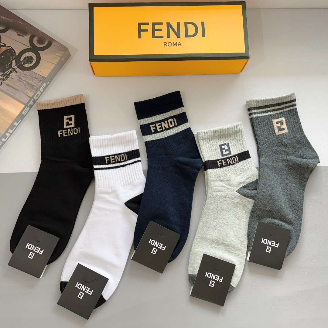 配包装（一盒5双） FENDI 芬迪新款中筒男款袜子，纯棉面料，潮人必备 ，经典双Flogo 个性时尚百