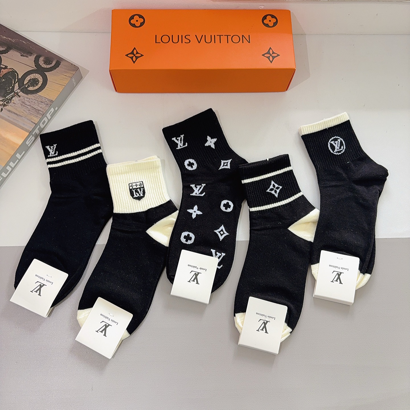 配包装（一盒5双） 🌟 LV 路易威登 超火中筒袜子，纯棉面料，潮人必备款，经典字母logo中筒袜，个性