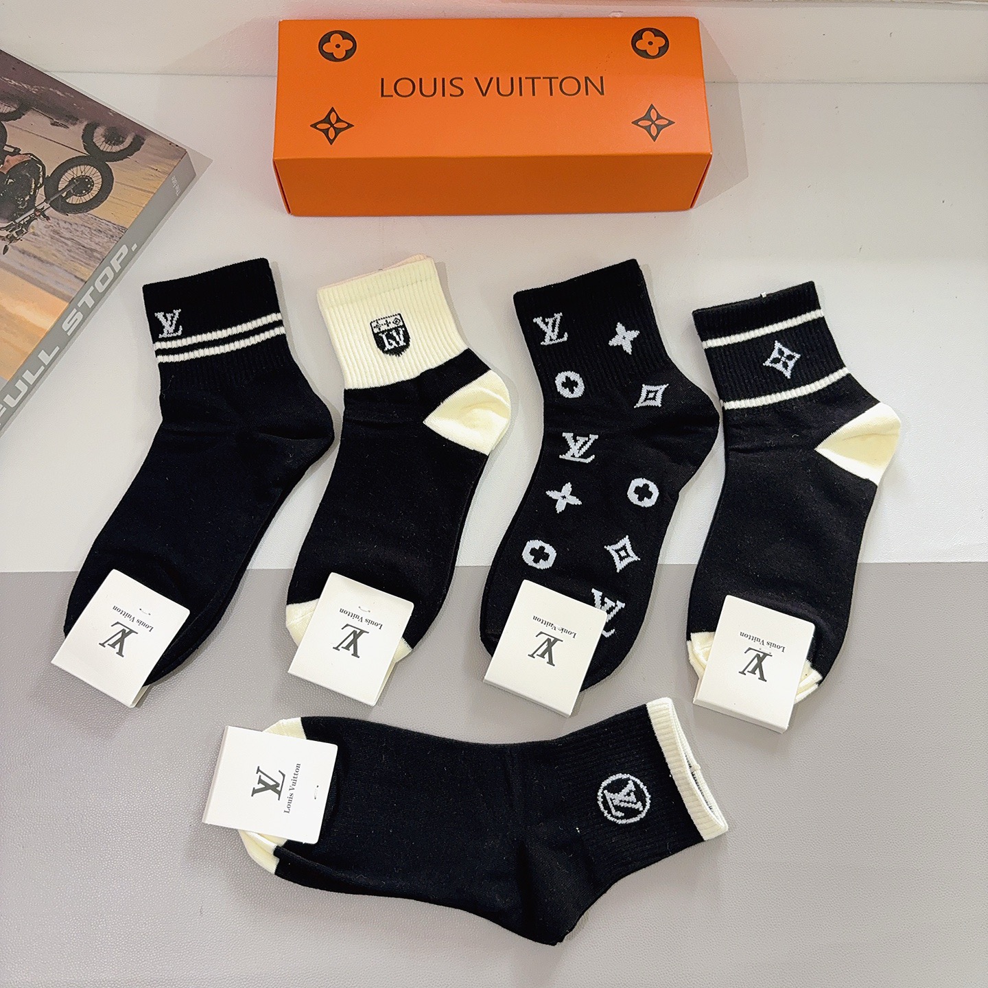 配包装（一盒5双） 🌟 LV 路易威登 超火中筒袜子，纯棉面料，潮人必备款，经典字母logo中筒袜，个性