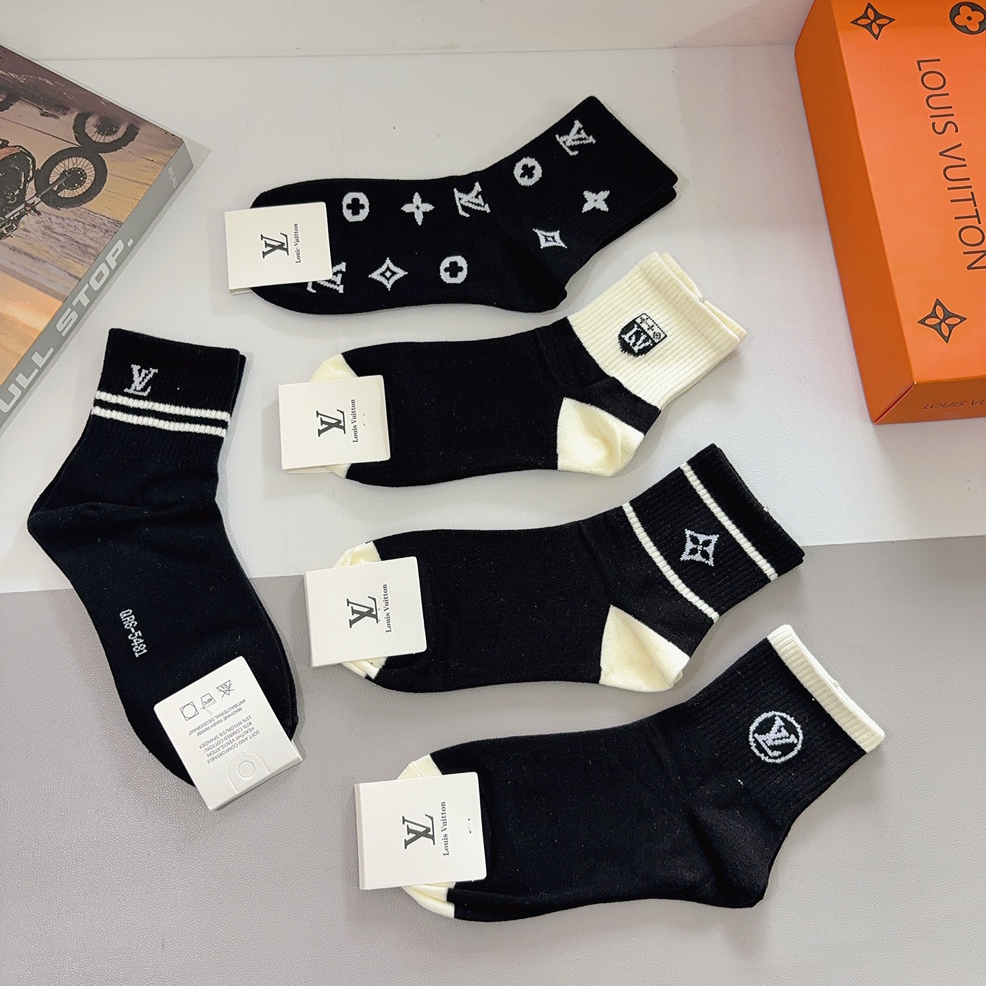 配包装（一盒5双） 🌟 LV 路易威登 超火中筒袜子，纯棉面料，潮人必备款，经典字母logo中筒袜，个性