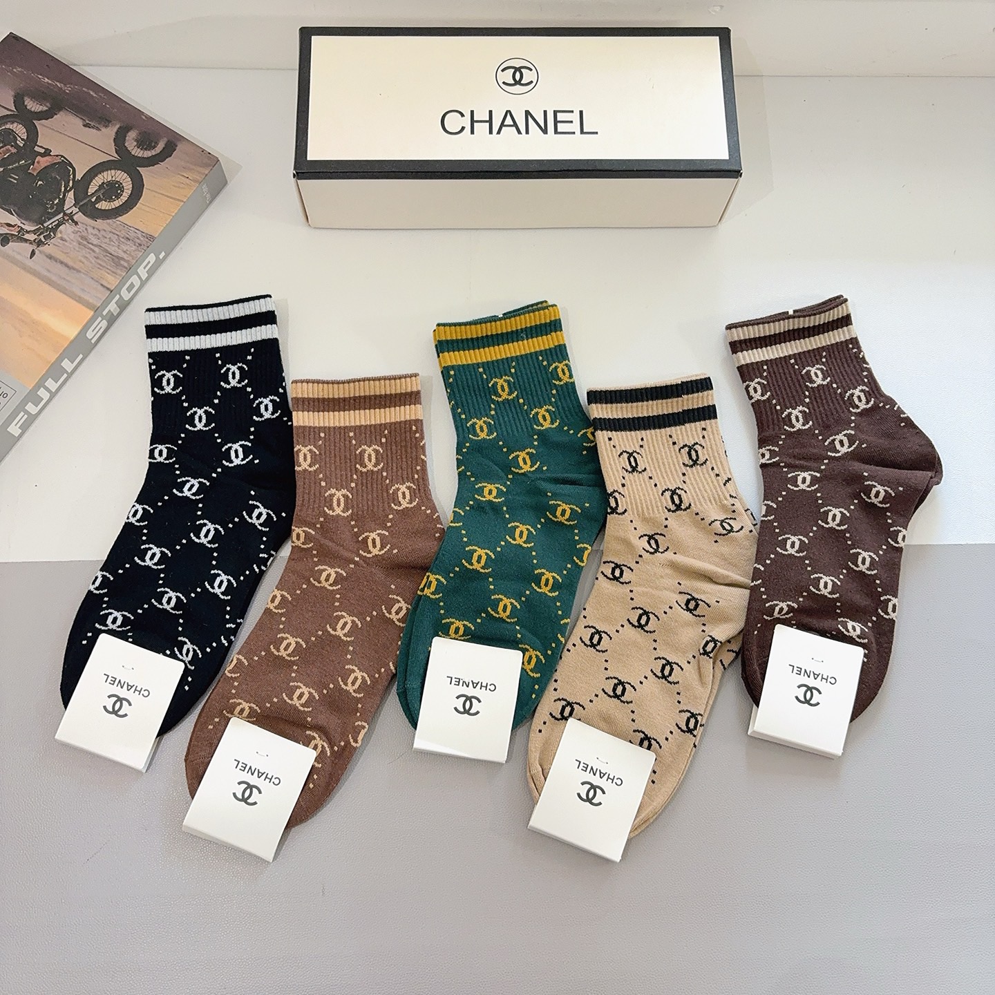 配包装（一盒5双）CHANEL 香奈儿经典袜子❗️高版本纯棉材质柔软，秒杀市场普通货，经典的双C图案lo