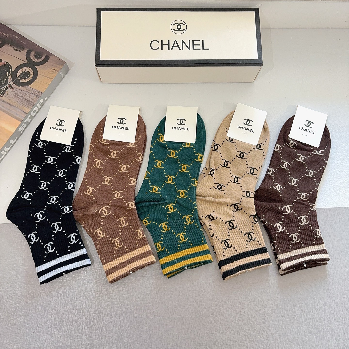 配包装（一盒5双）CHANEL 香奈儿经典袜子❗️高版本纯棉材质柔软，秒杀市场普通货，经典的双C图案lo