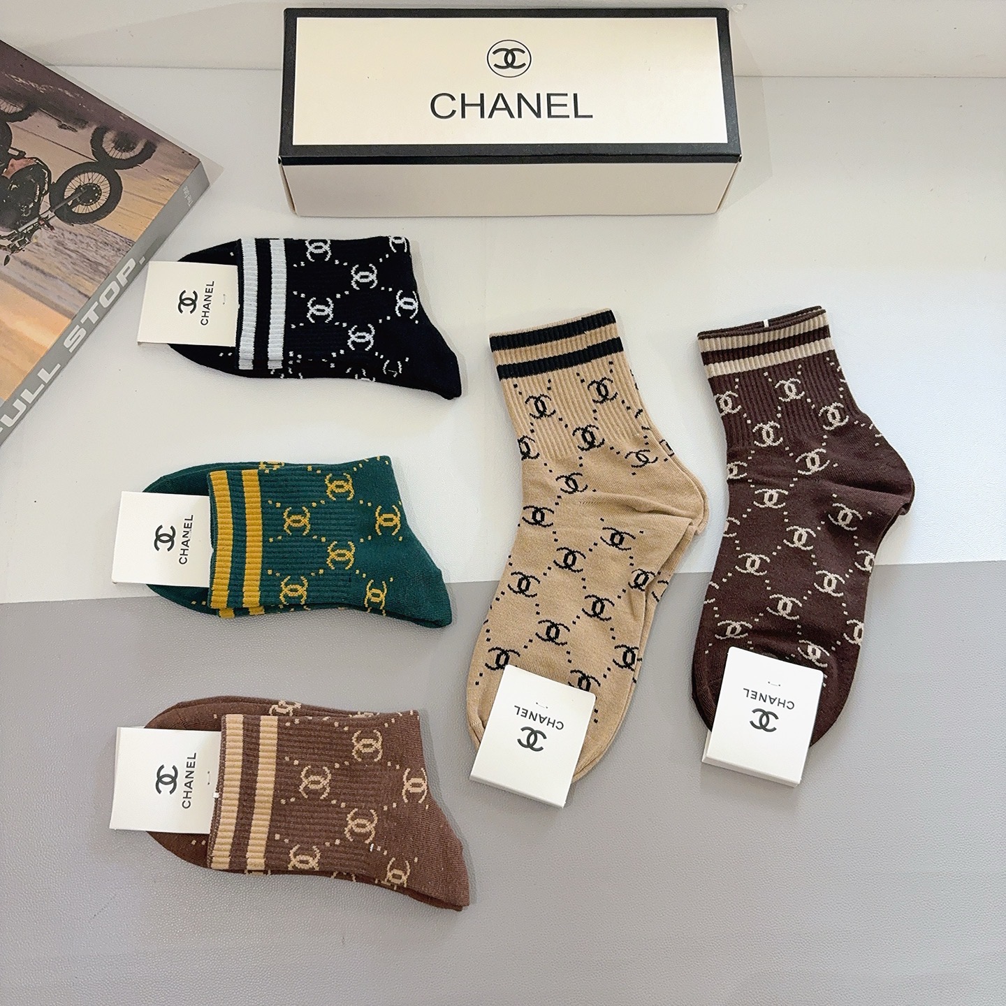 配包装（一盒5双）CHANEL 香奈儿经典袜子❗️高版本纯棉材质柔软，秒杀市场普通货，经典的双C图案lo