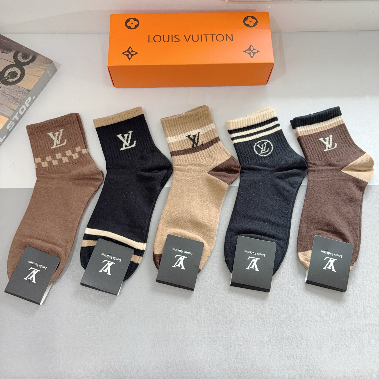 配包装（一盒5双） 🌟 LV 路易威登 超火爆男款中筒袜子，纯棉面料，潮人必备 爆款，经典字母logo中