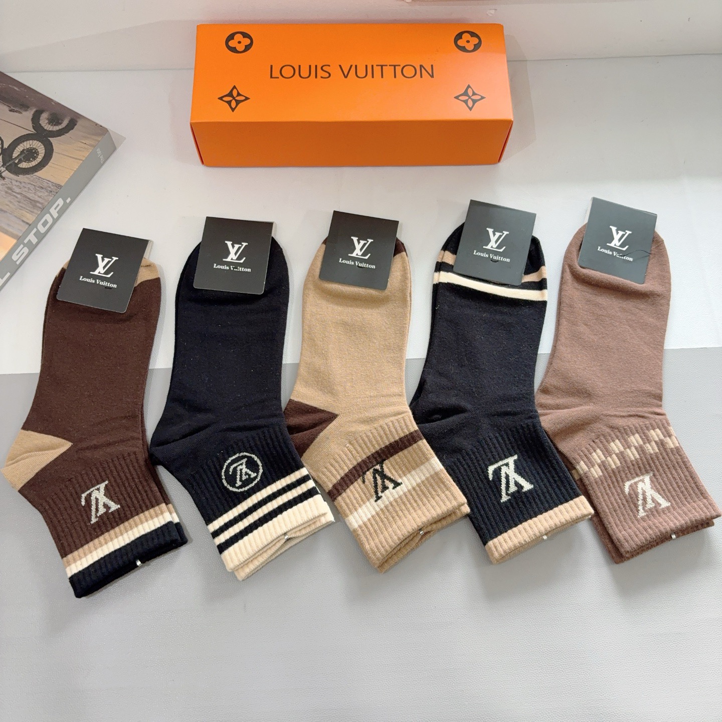 配包装（一盒5双） 🌟 LV 路易威登 超火爆男款中筒袜子，纯棉面料，潮人必备 爆款，经典字母logo中