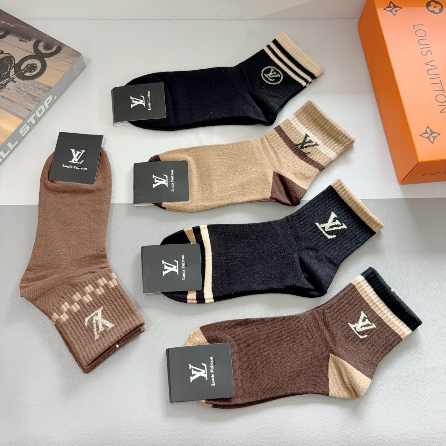配包装（一盒5双） 🌟 LV 路易威登 超火爆男款中筒袜子，纯棉面料，潮人必备 爆款，经典字母logo中