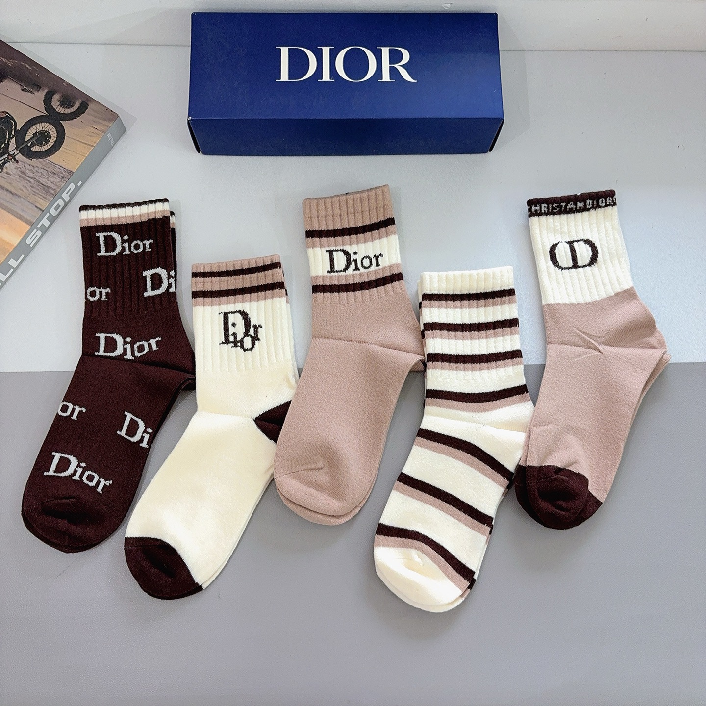 配包装（一盒5双）Dior 迪奥 新款字母兔绒中筒袜子！经典字母专柜同步袜子，超柔软材质大牌出街，潮人必