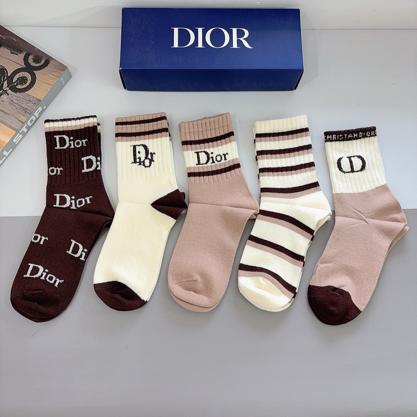 配包装（一盒5双）Dior 迪奥 新款字母兔绒中筒袜子！经典字母专柜同步袜子，超柔软材质大牌出街，潮人必