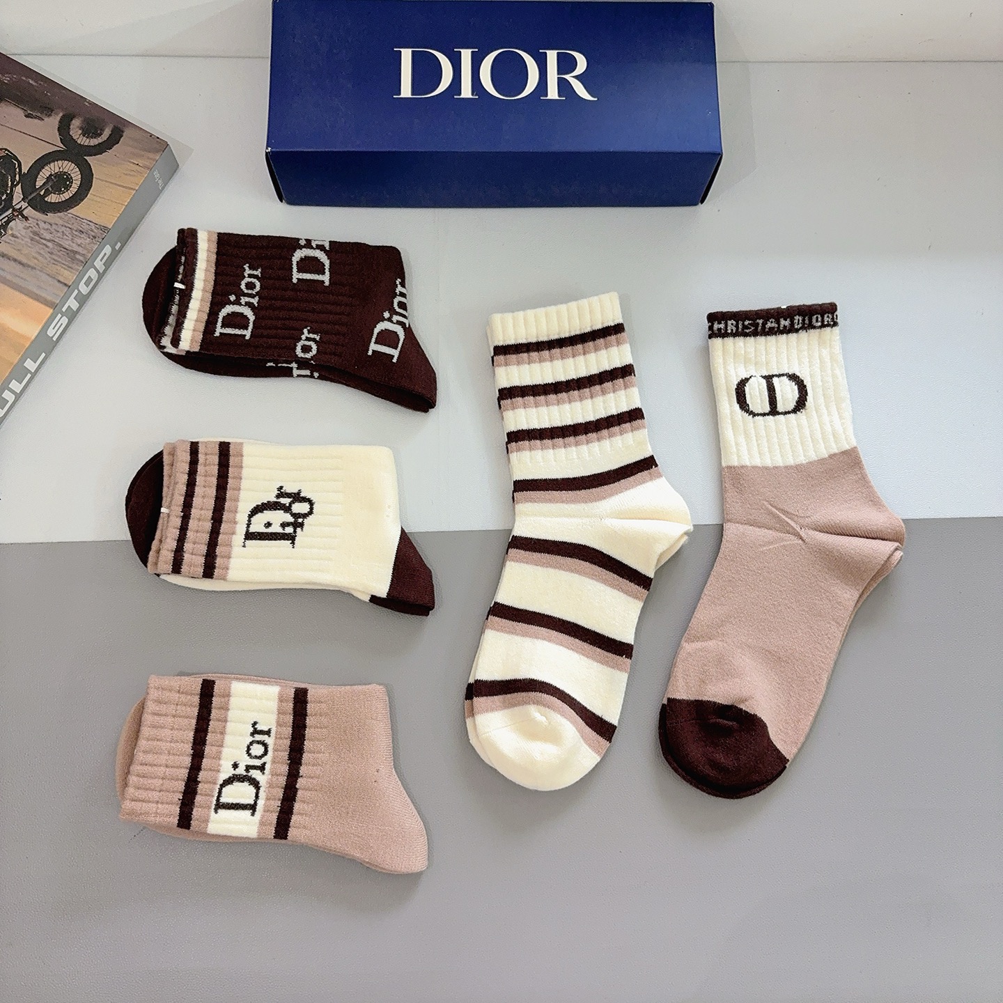 配包装（一盒5双）Dior 迪奥 新款字母兔绒中筒袜子！经典字母专柜同步袜子，超柔软材质大牌出街，潮人必