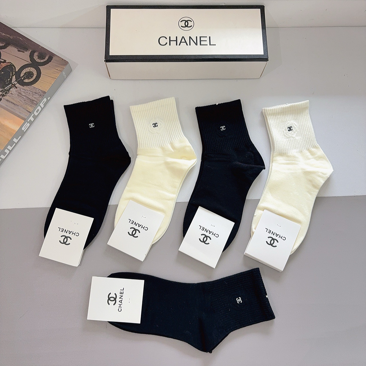 配包装（一盒5双）CHANEL 香奈儿经典中筒袜子❗️经典双C图案logo，专柜同步袜子❗️大牌出街，潮