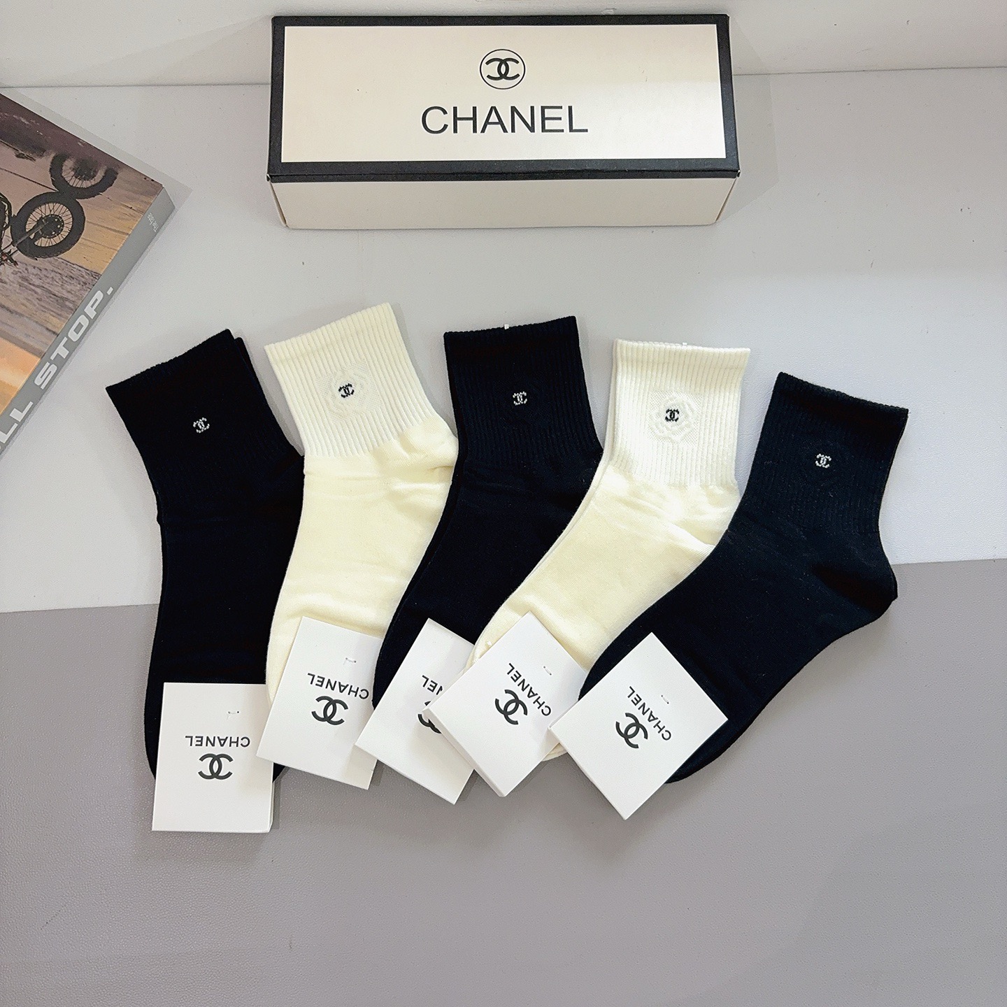 配包装（一盒5双）CHANEL 香奈儿经典中筒袜子❗️经典双C图案logo，专柜同步袜子❗️大牌出街，潮