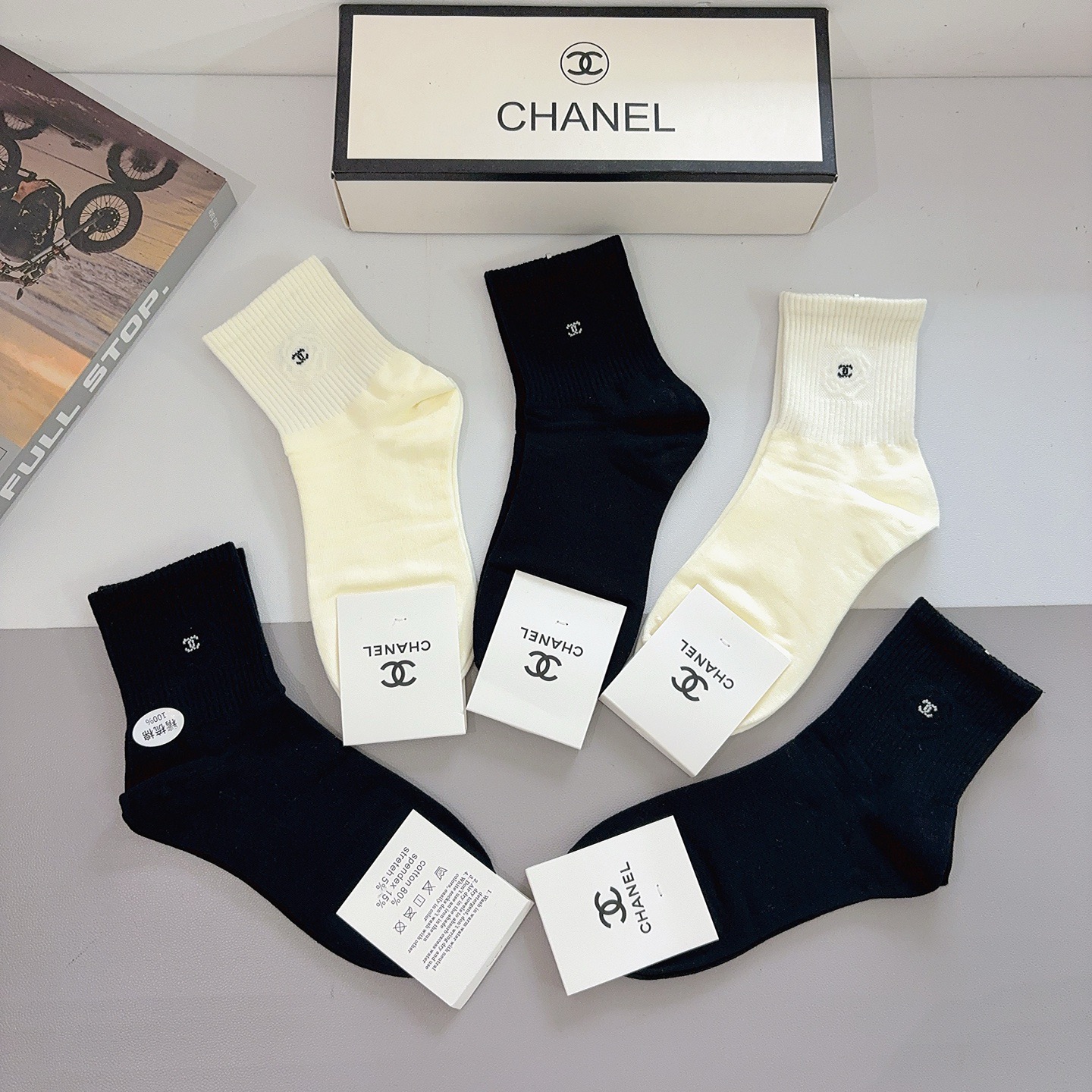 配包装（一盒5双）CHANEL 香奈儿经典中筒袜子❗️经典双C图案logo，专柜同步袜子❗️大牌出街，潮