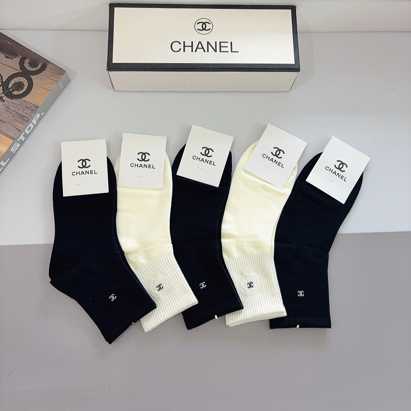 配包装（一盒5双）CHANEL 香奈儿经典中筒袜子❗️经典双C图案logo，专柜同步袜子❗️大牌出街，潮