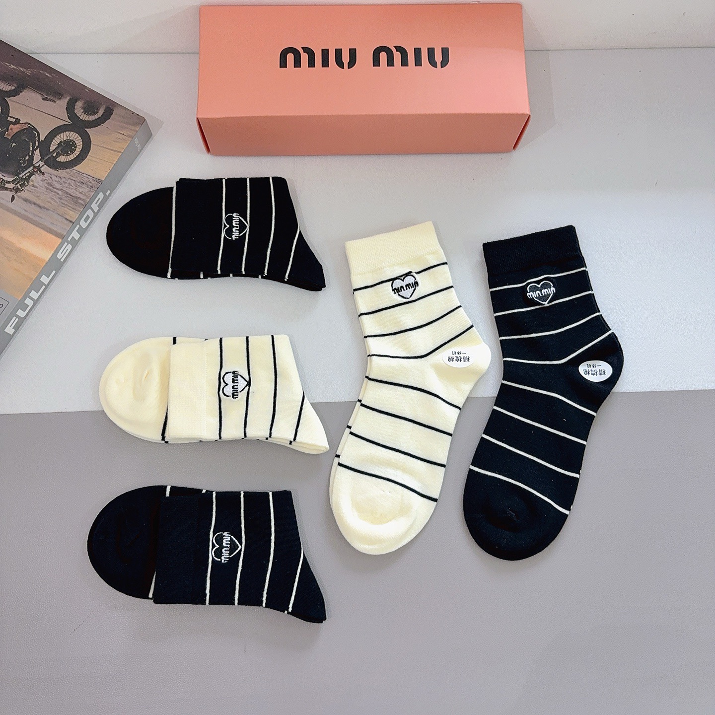 配包装【一盒5双】miumiu · 缪缪 高品质刺绣中筒袜子❗️ins明星网红推荐❗️轻薄柔软透气，四季