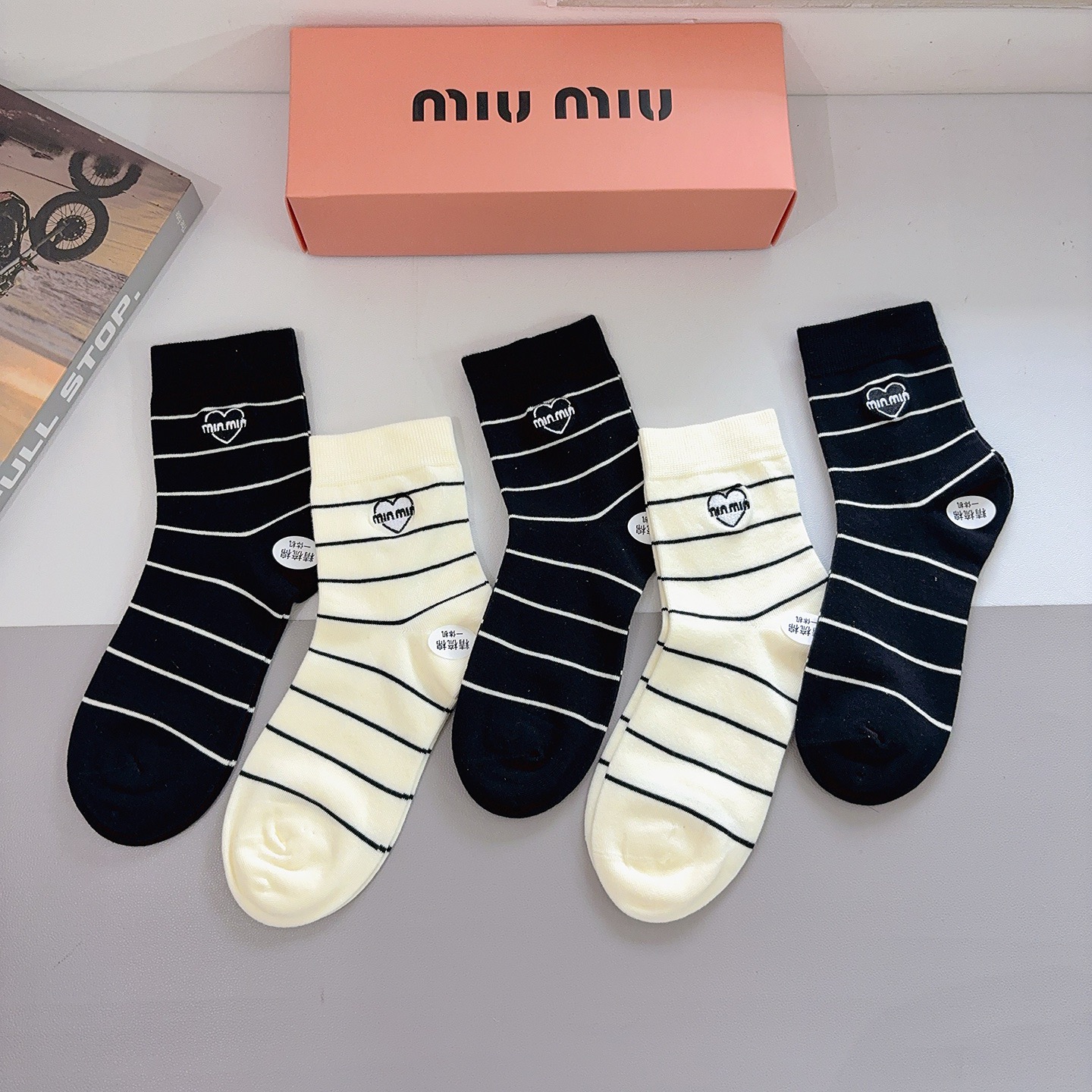 配包装【一盒5双】miumiu · 缪缪 高品质刺绣中筒袜子❗️ins明星网红推荐❗️轻薄柔软透气，四季