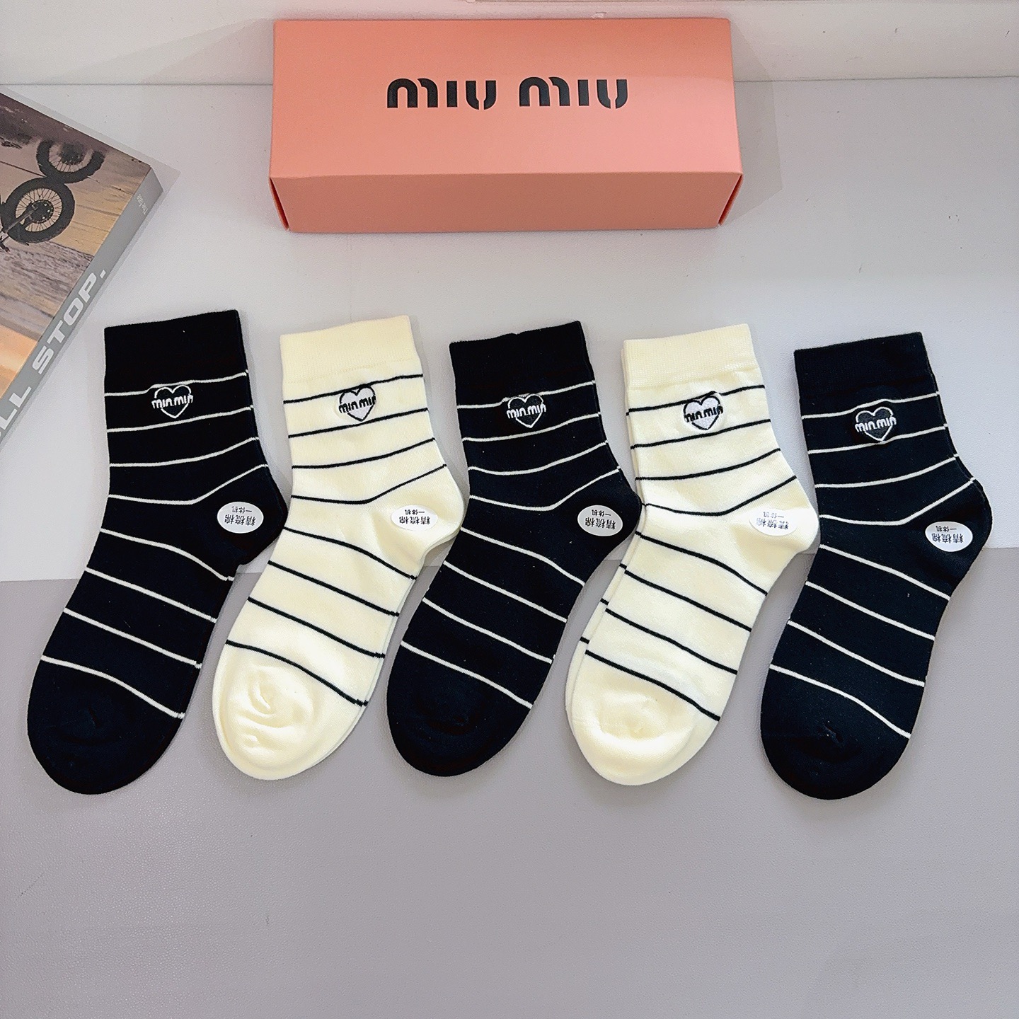 配包装【一盒5双】miumiu · 缪缪 高品质刺绣中筒袜子❗️ins明星网红推荐❗️轻薄柔软透气，四季