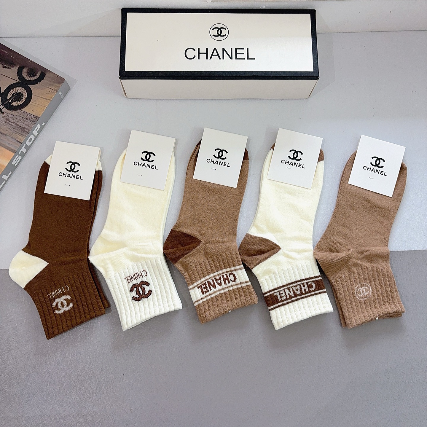 配包装（一盒5双）CHANEL 香奈儿经典中筒袜子❗️经典双C图案logo，专柜同步袜子❗️大牌出街，潮