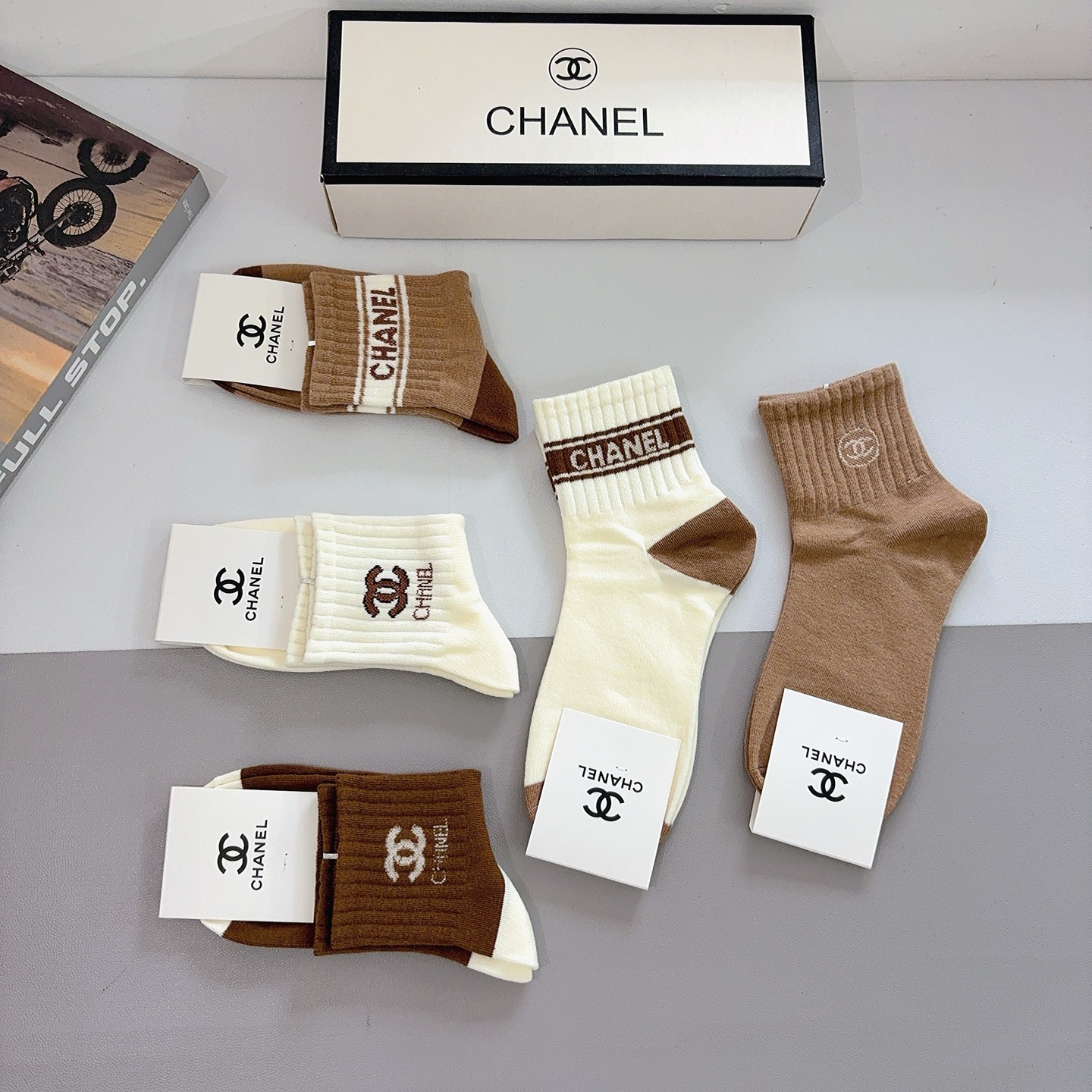 配包装（一盒5双）CHANEL 香奈儿经典中筒袜子❗️经典双C图案logo，专柜同步袜子❗️大牌出街，潮