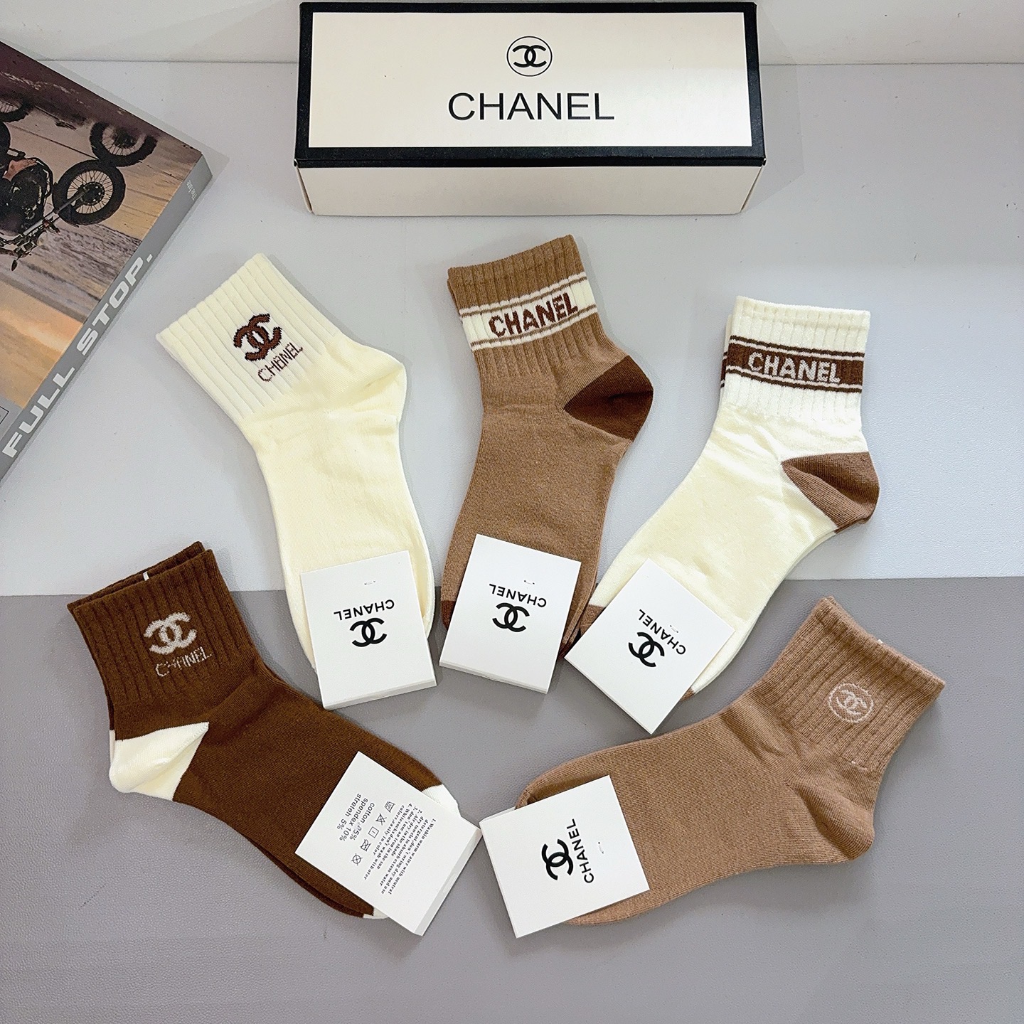 配包装（一盒5双）CHANEL 香奈儿经典中筒袜子❗️经典双C图案logo，专柜同步袜子❗️大牌出街，潮