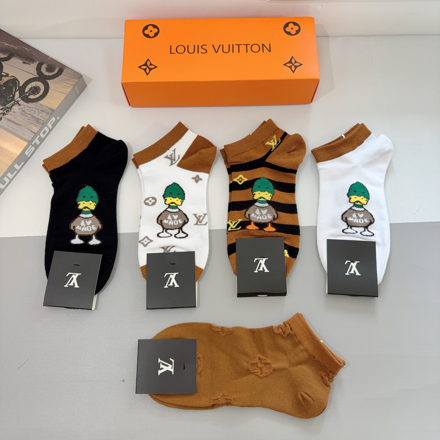 配包装（一盒5双） 🌟 LV 路易威登 新款短筒袜子纯棉面料，经典字母logo船袜，个性时尚百搭款，！你