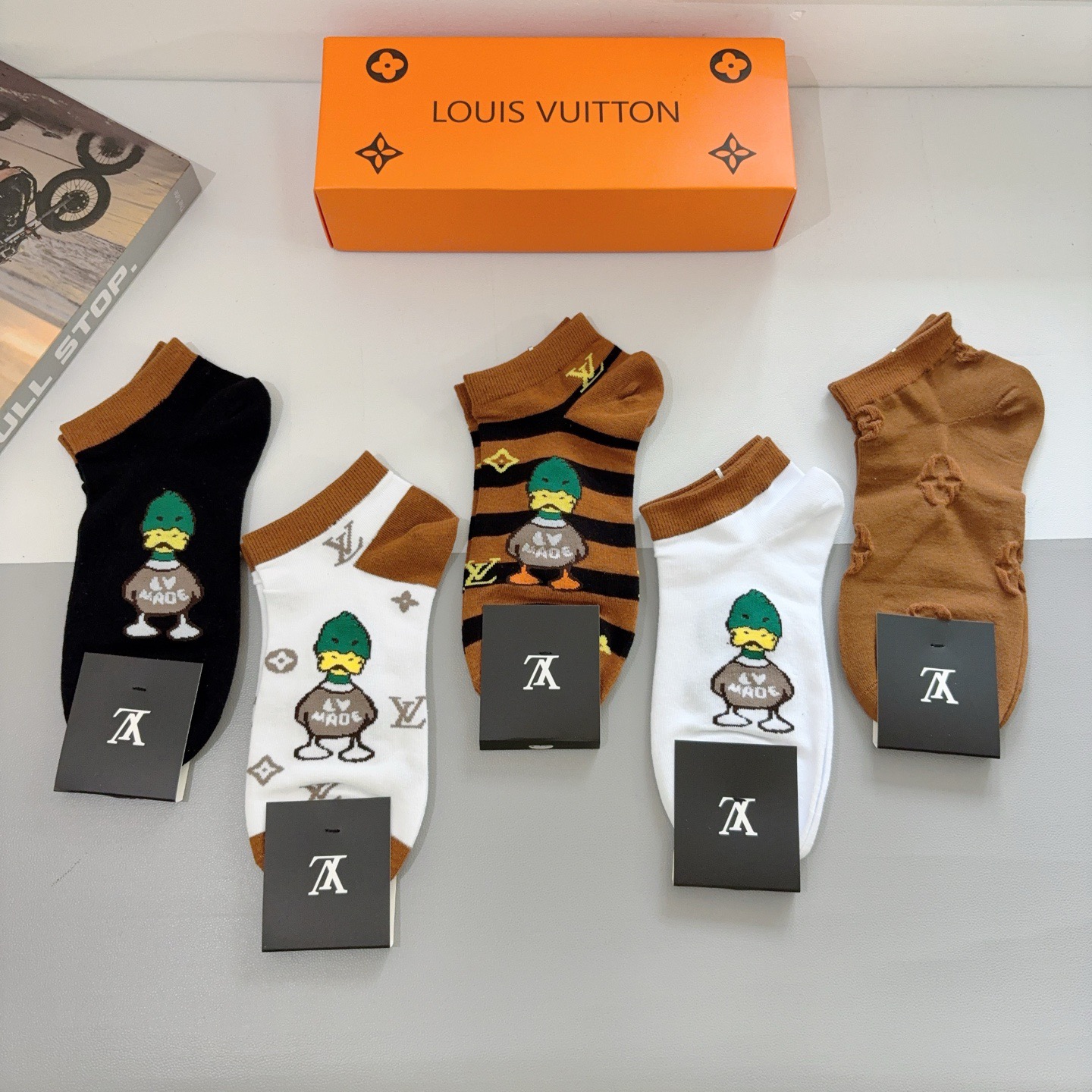 配包装（一盒5双） 🌟 LV 路易威登 新款短筒袜子纯棉面料，经典字母logo船袜，个性时尚百搭款，！你