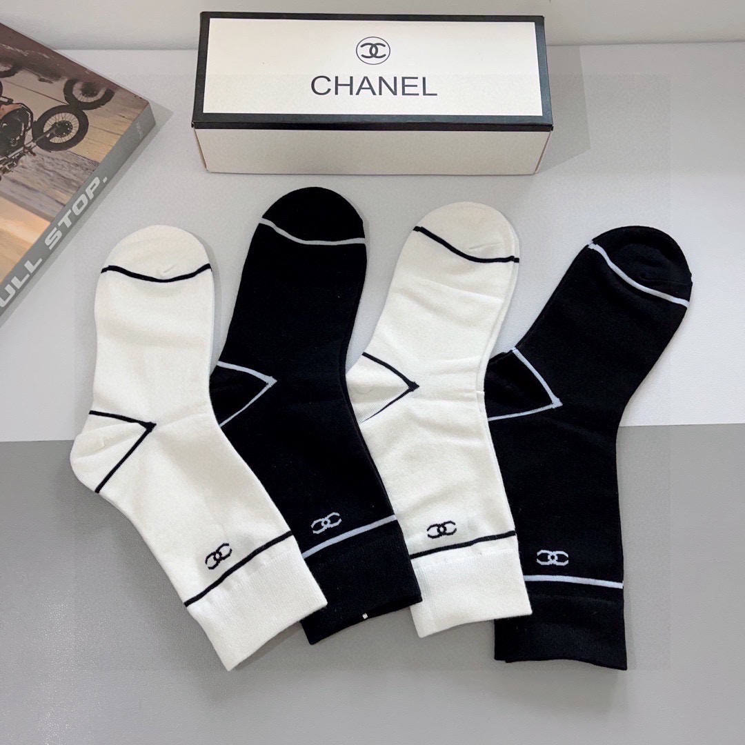 配包装（一盒4双）CHANEL 香奈儿经典袜子❗️高版本纯棉材质柔软，秒杀市场普通货，经典的双C图案lo