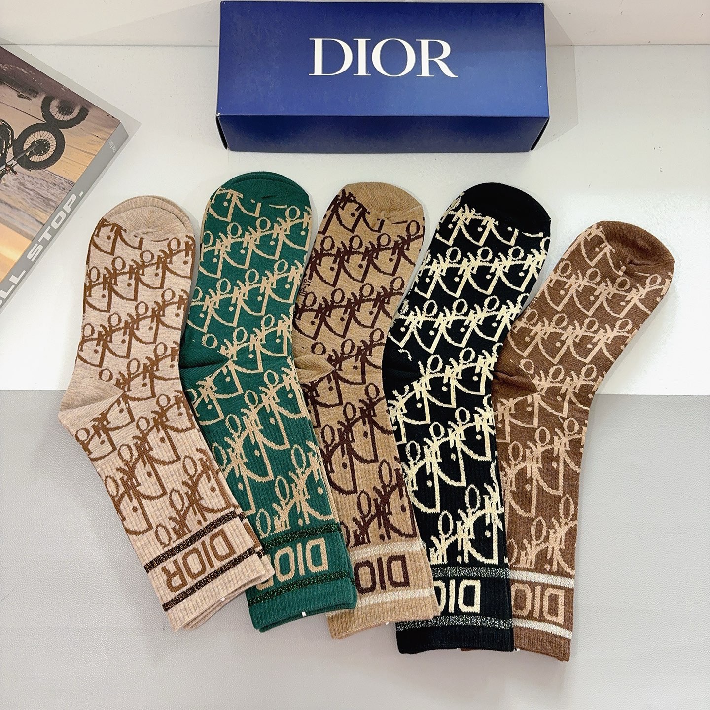 配包装（一盒5双）Dior 迪奥 经典款长筒小腿袜子！爆款D字母男女款专柜同步长筒袜，💛大牌出街，潮人必