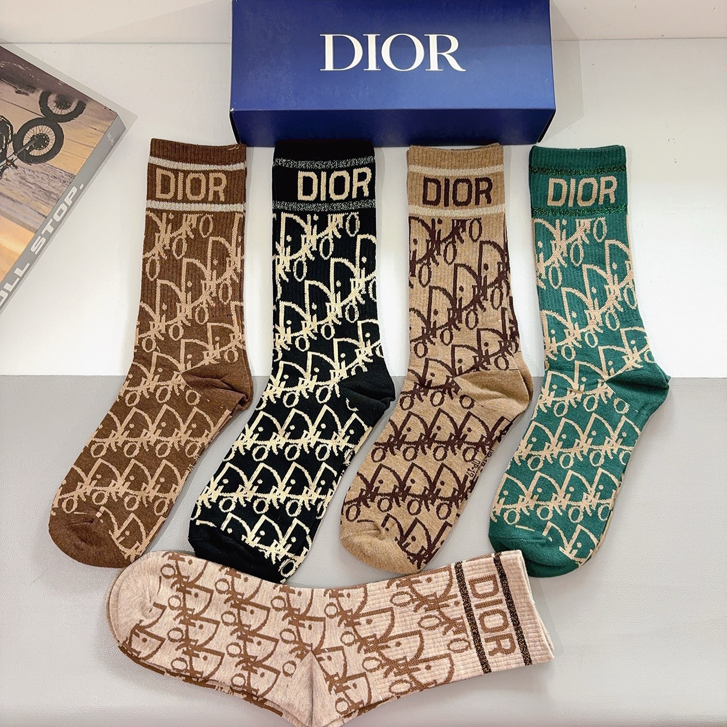 配包装（一盒5双）Dior 迪奥 经典款长筒小腿袜子！爆款D字母男女款专柜同步长筒袜，💛大牌出街，潮人必