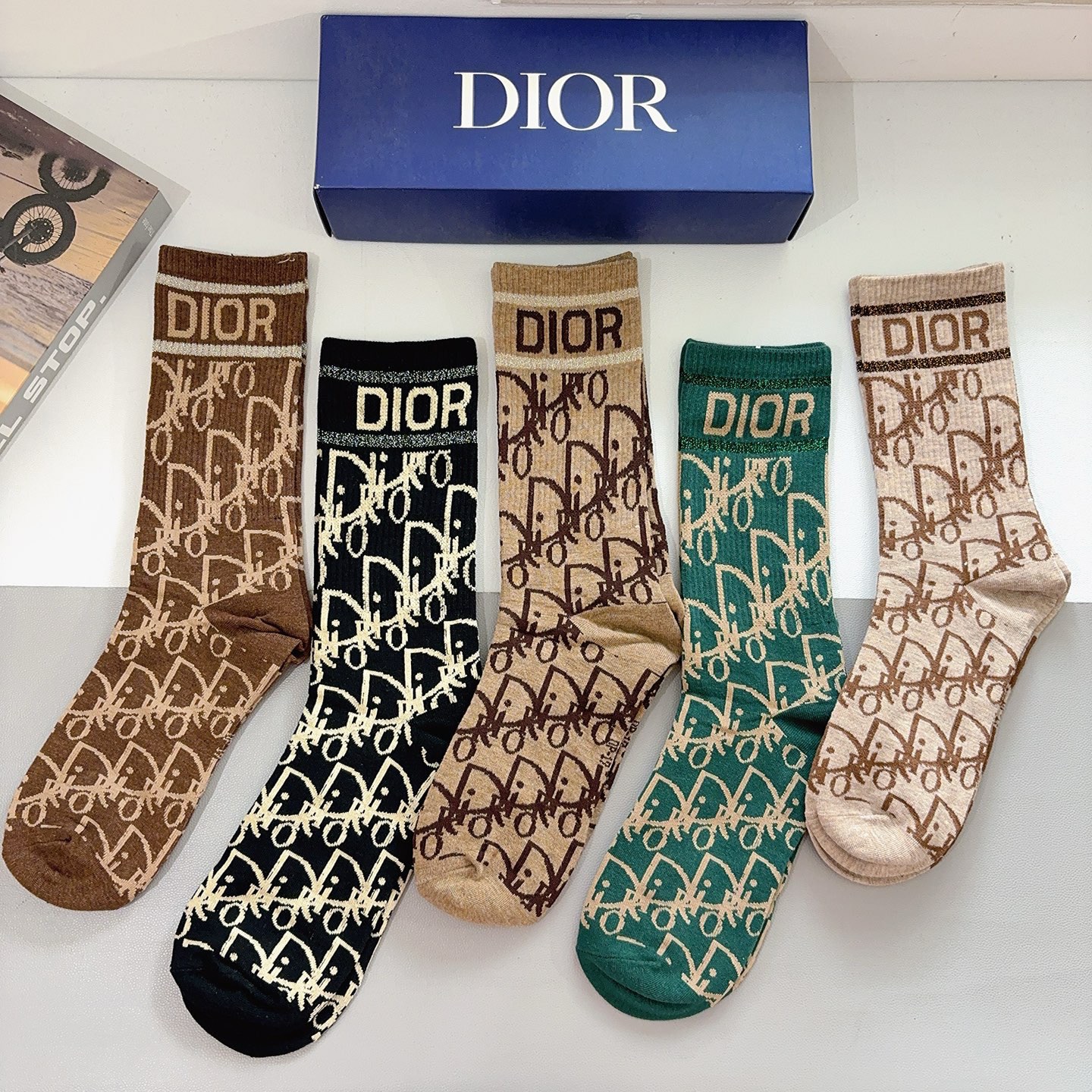 配包装（一盒5双）Dior 迪奥 经典款长筒小腿袜子！爆款D字母男女款专柜同步长筒袜，💛大牌出街，潮人必