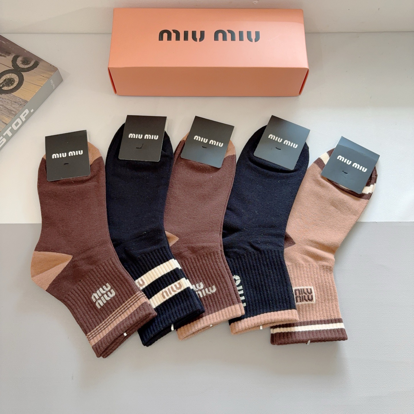 配包装（一盒5双） miumiu （缪缪）新款中筒男款袜子，纯棉面料，潮人必备 ，经典字母 个性时尚百搭