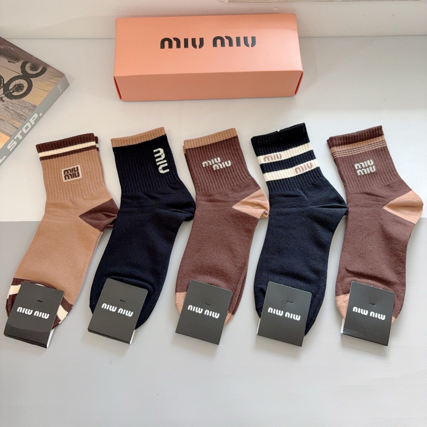 配包装（一盒5双） miumiu （缪缪）新款中筒男款袜子，纯棉面料，潮人必备 ，经典字母 个性时尚百搭