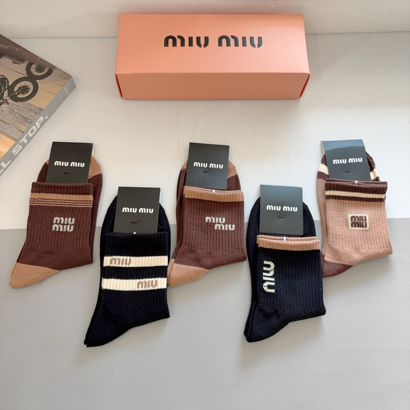 配包装（一盒5双） miumiu （缪缪）新款中筒男款袜子，纯棉面料，潮人必备 ，经典字母 个性时尚百搭