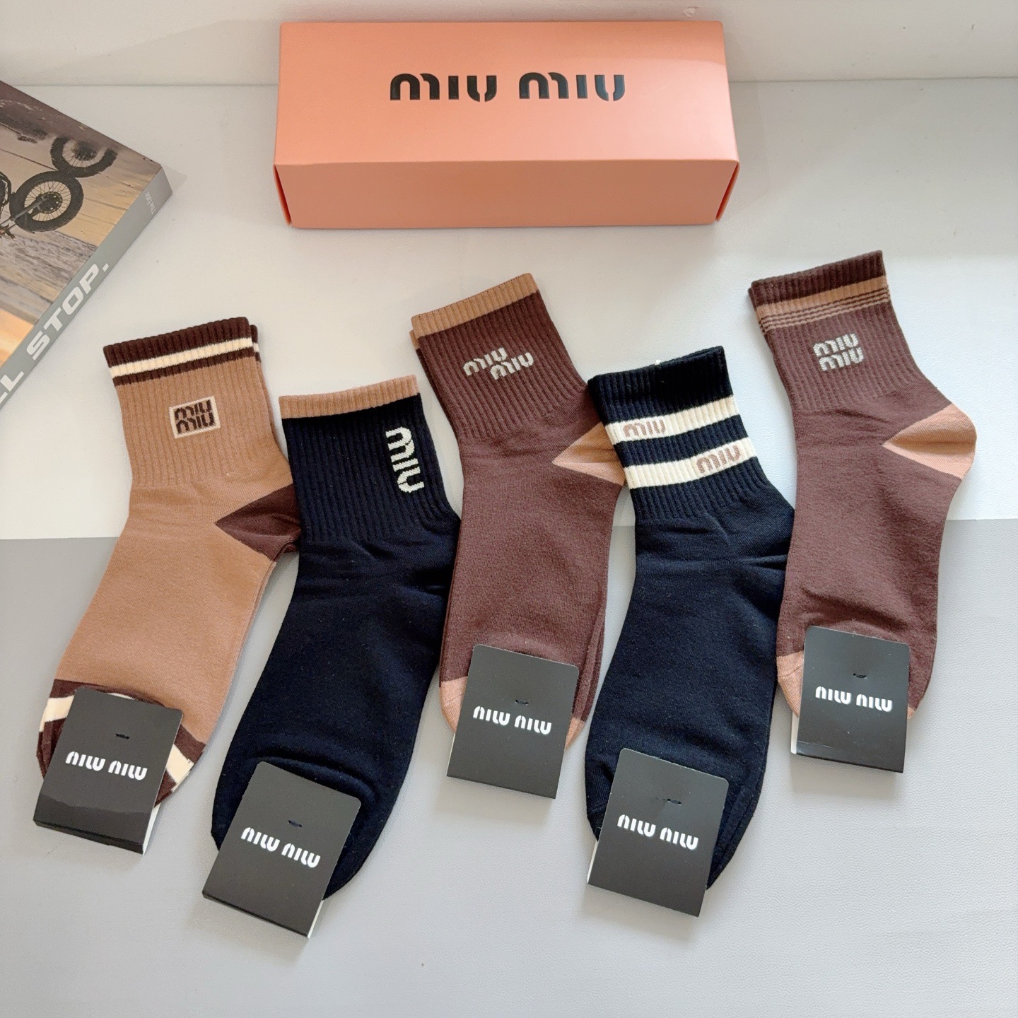 配包装（一盒5双） miumiu （缪缪）新款中筒男款袜子，纯棉面料，潮人必备 ，经典字母 个性时尚百搭