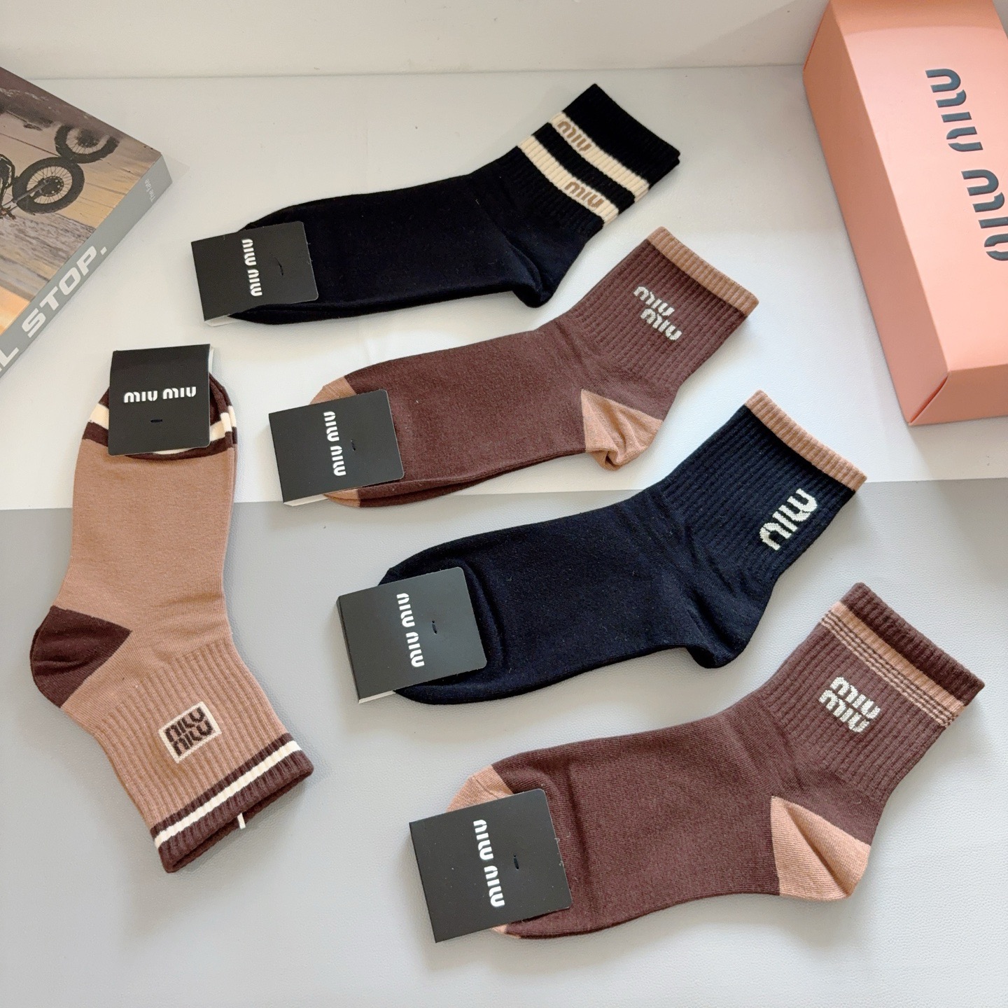 配包装（一盒5双） miumiu （缪缪）新款中筒男款袜子，纯棉面料，潮人必备 ，经典字母 个性时尚百搭