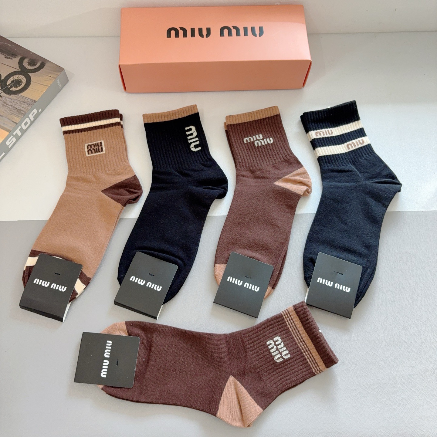 配包装（一盒5双） miumiu （缪缪）新款中筒男款袜子，纯棉面料，潮人必备 ，经典字母 个性时尚百搭