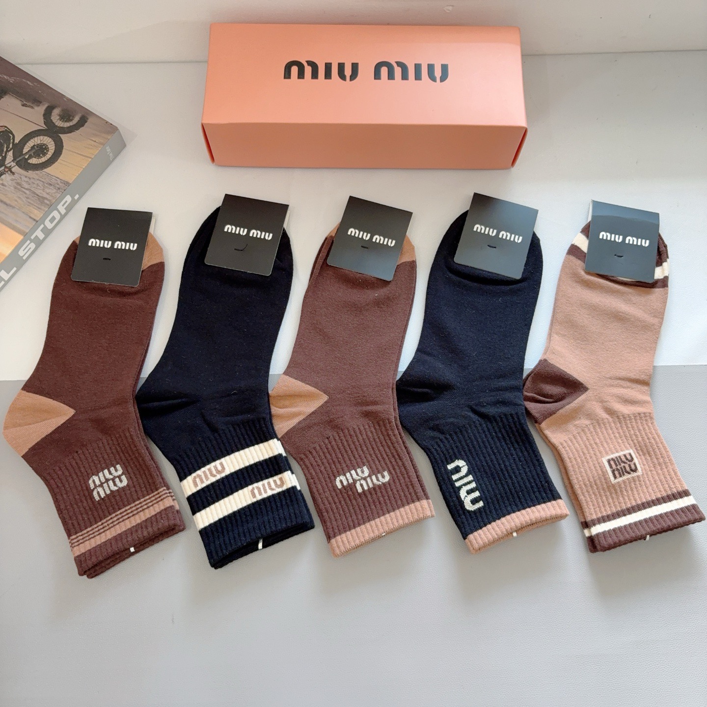 配包装（一盒5双） miumiu （缪缪）新款中筒男款袜子，纯棉面料，潮人必备 ，经典字母 个性时尚百搭