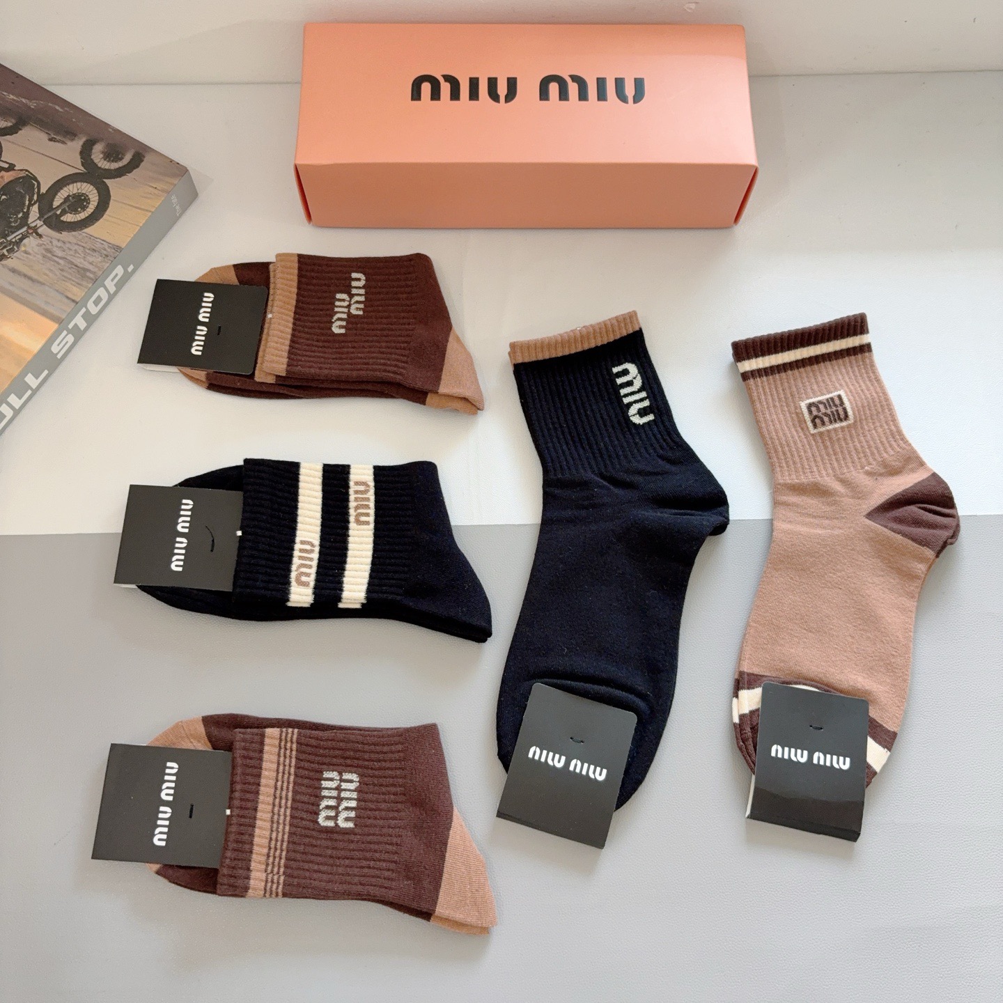 配包装（一盒5双） miumiu （缪缪）新款中筒男款袜子，纯棉面料，潮人必备 ，经典字母 个性时尚百搭