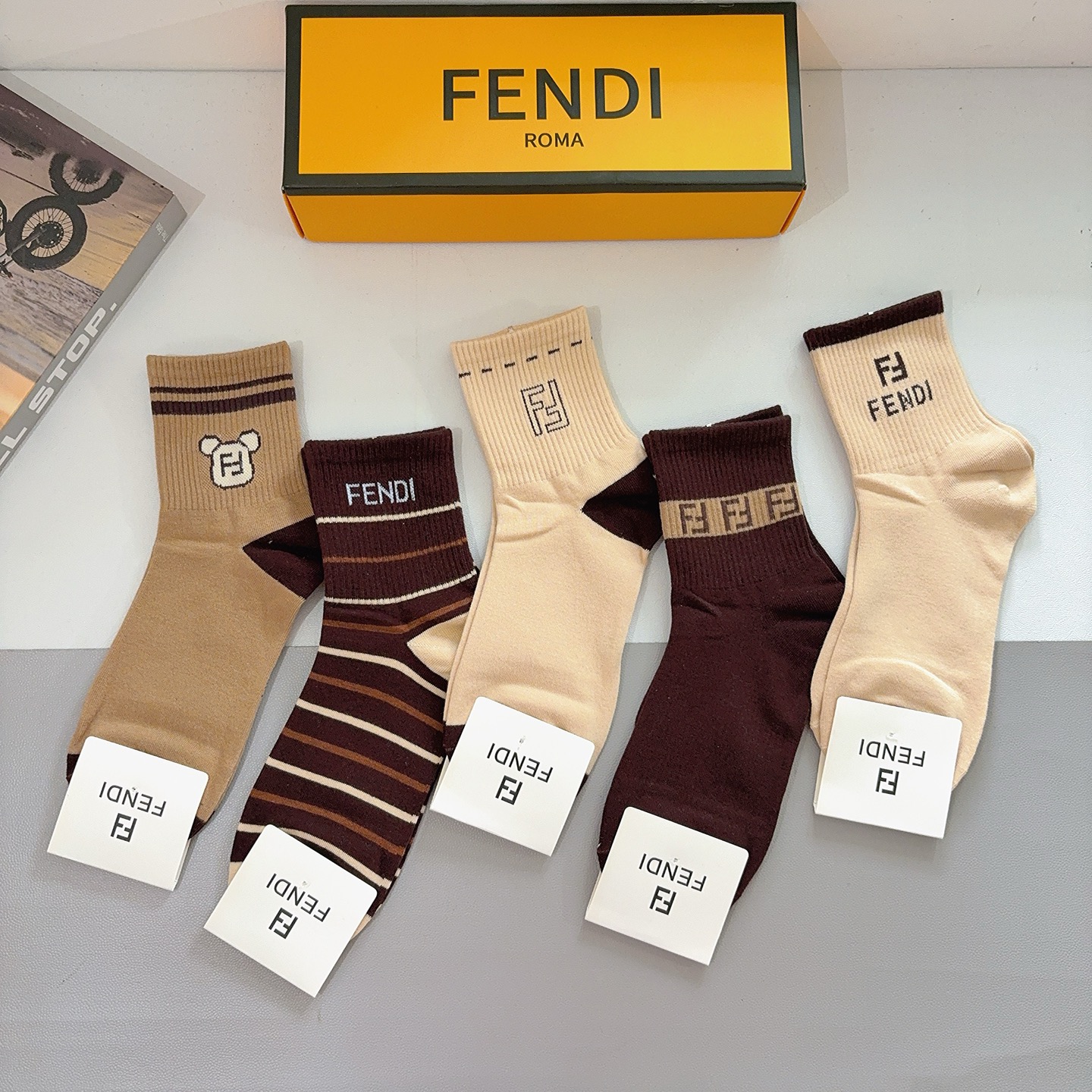 配包装（一盒5双） FENDI 芬迪 经典双F中筒袜子，纯棉面料，潮人必备款 个性时尚百搭款，你值得拥有
