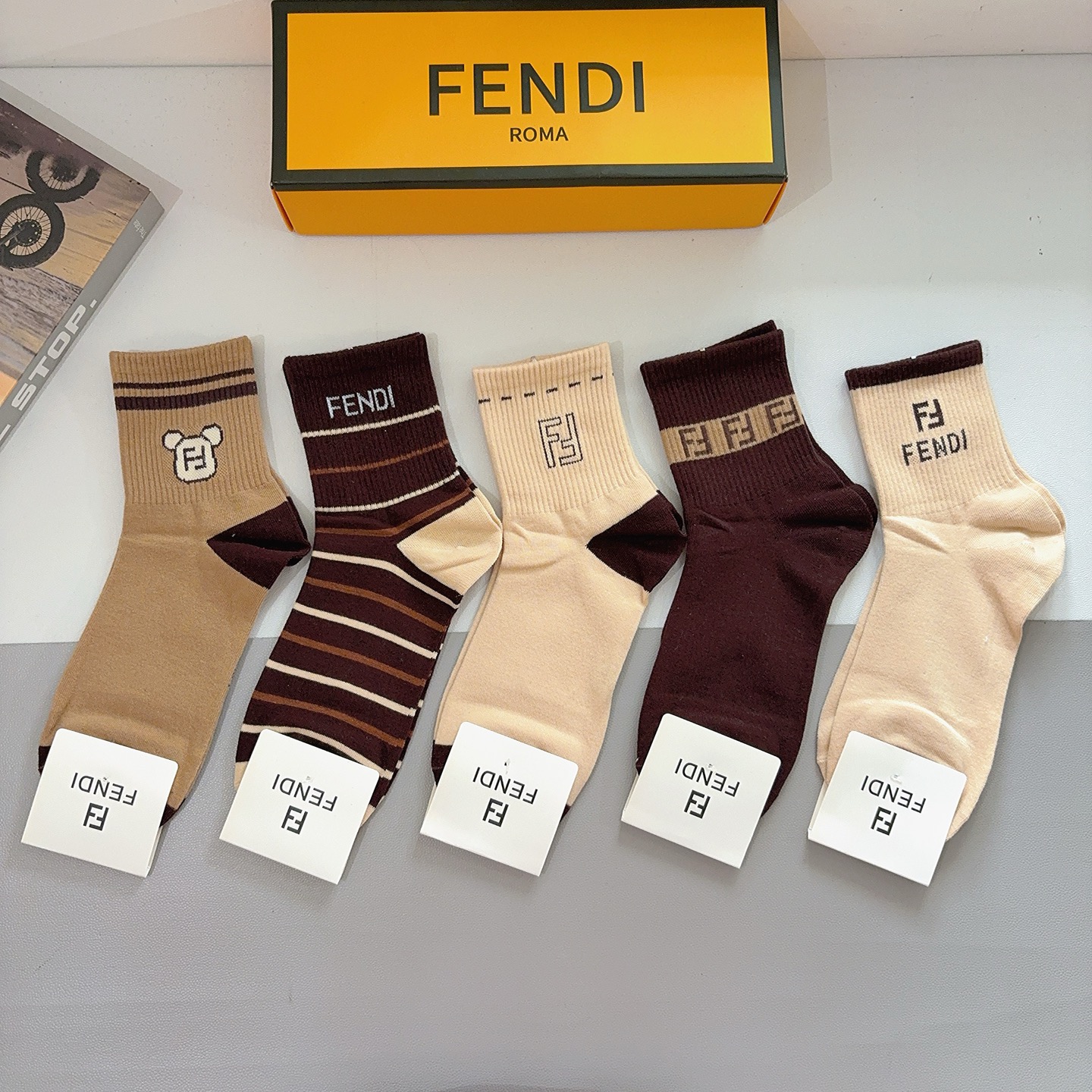 配包装（一盒5双） FENDI 芬迪 经典双F中筒袜子，纯棉面料，潮人必备款 个性时尚百搭款，你值得拥有
