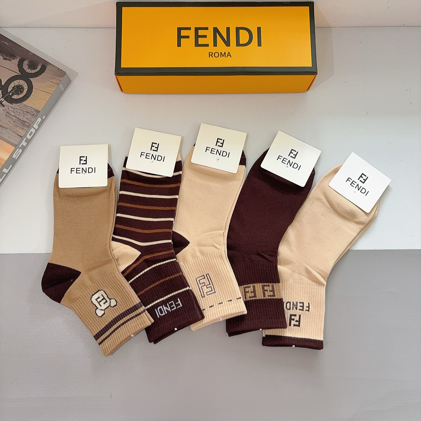 配包装（一盒5双） FENDI 芬迪 经典双F中筒袜子，纯棉面料，潮人必备款 个性时尚百搭款，你值得拥有