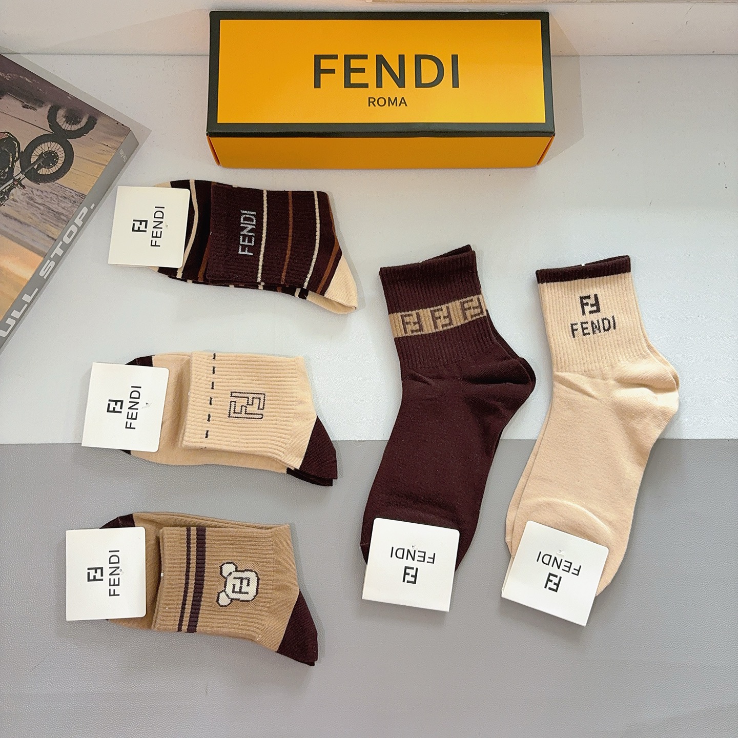 配包装（一盒5双） FENDI 芬迪 经典双F中筒袜子，纯棉面料，潮人必备款 个性时尚百搭款，你值得拥有