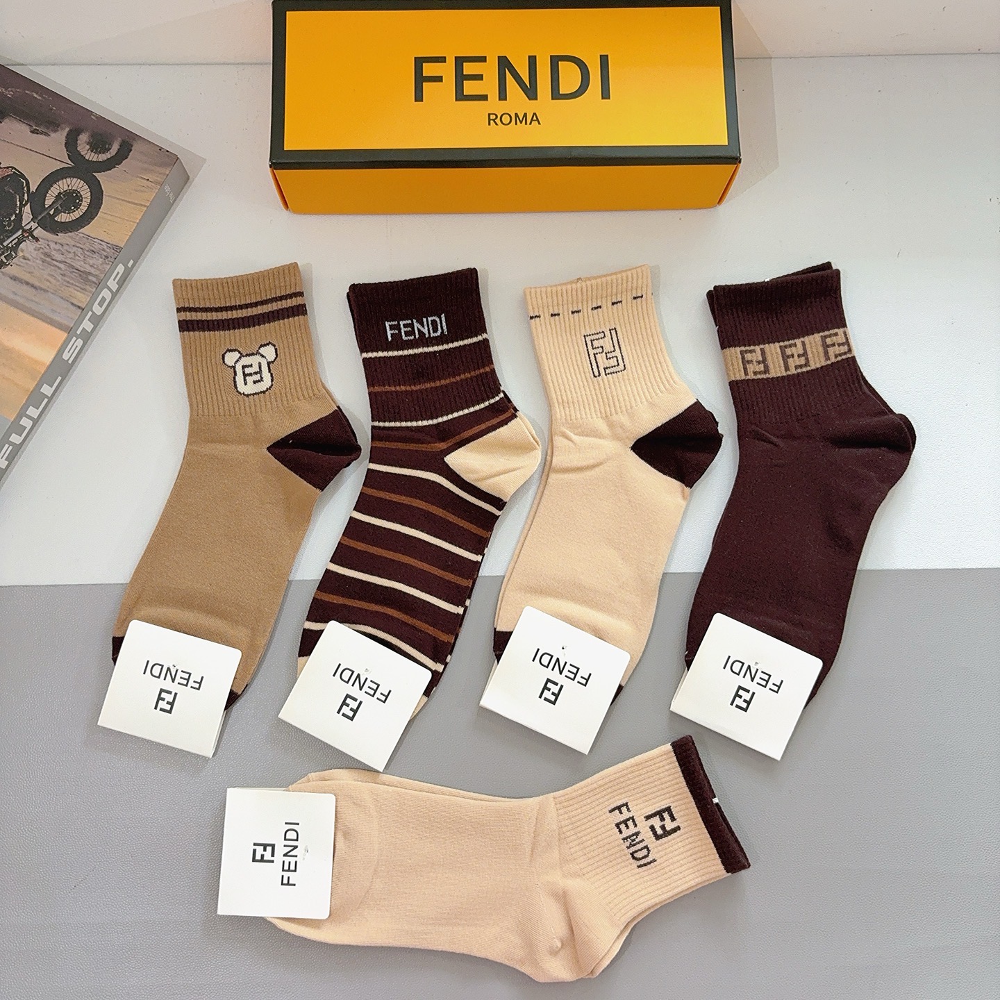 配包装（一盒5双） FENDI 芬迪 经典双F中筒袜子，纯棉面料，潮人必备款 个性时尚百搭款，你值得拥有