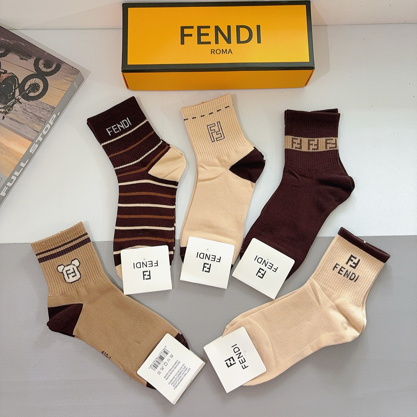 配包装（一盒5双） FENDI 芬迪 经典双F中筒袜子，纯棉面料，潮人必备款 个性时尚百搭款，你值得拥有