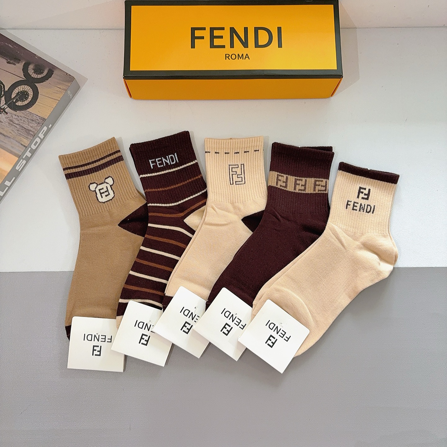 配包装（一盒5双） FENDI 芬迪 经典双F中筒袜子，纯棉面料，潮人必备款 个性时尚百搭款，你值得拥有