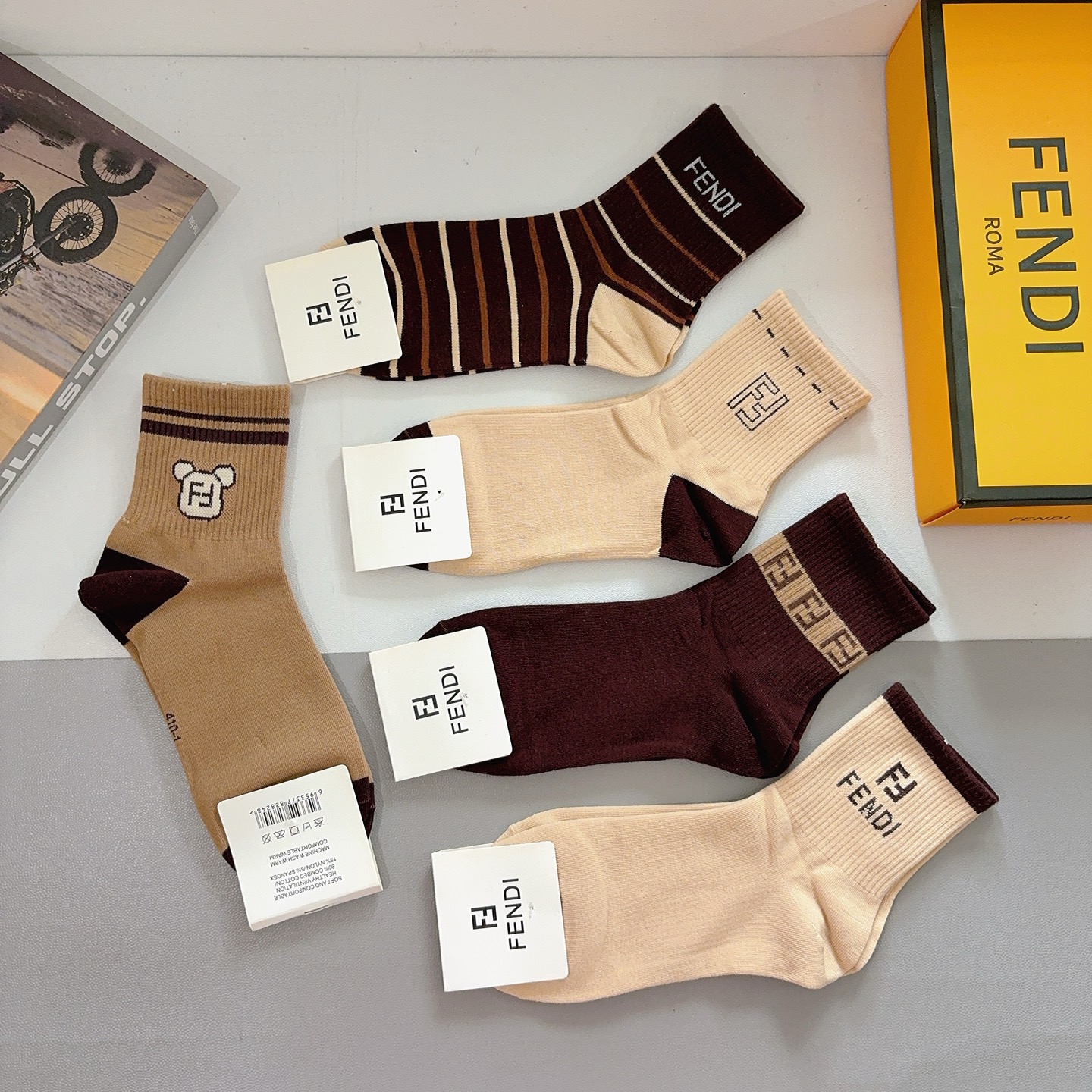 配包装（一盒5双） FENDI 芬迪 经典双F中筒袜子，纯棉面料，潮人必备款 个性时尚百搭款，你值得拥有