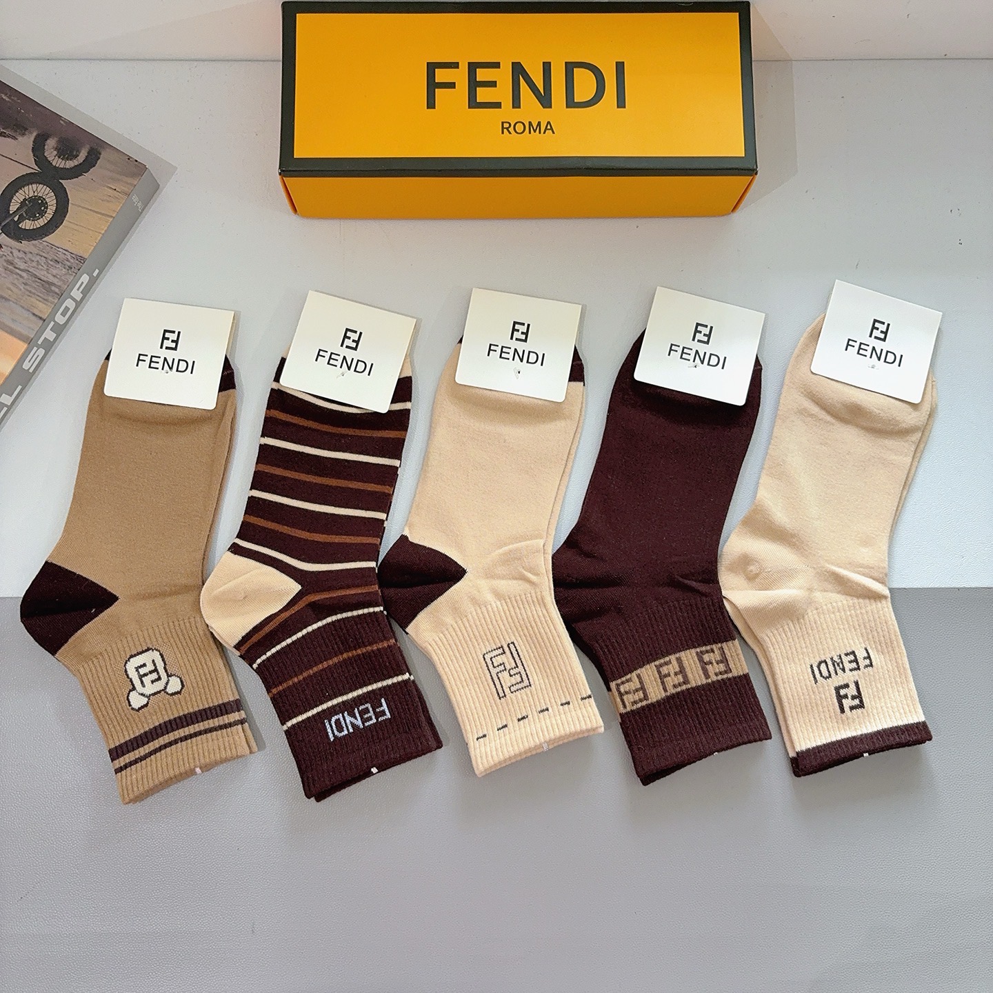 配包装（一盒5双） FENDI 芬迪 经典双F中筒袜子，纯棉面料，潮人必备款 个性时尚百搭款，你值得拥有