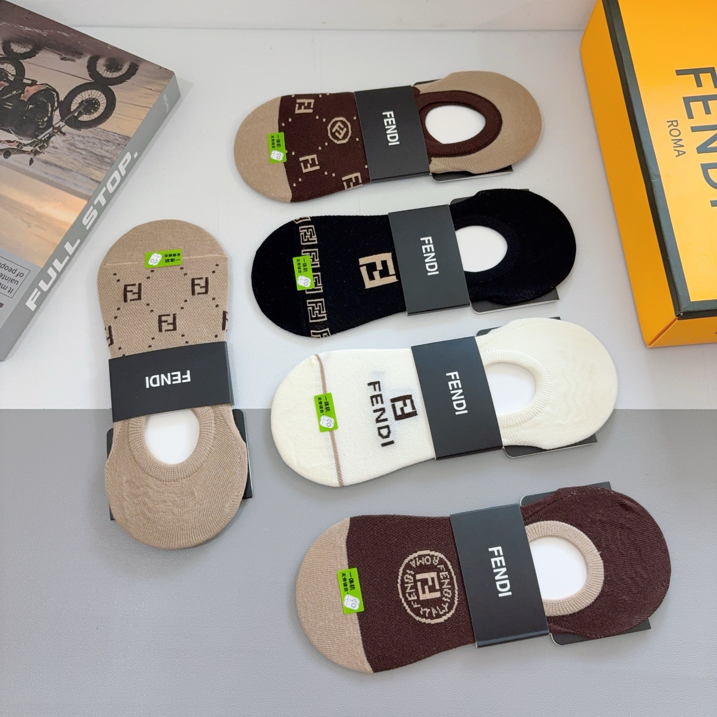 配包装（一盒5双）FENDI （芬迪） 经典纯棉船袜，秒杀市场普通货，经典图案logo，专柜同步袜子❗️