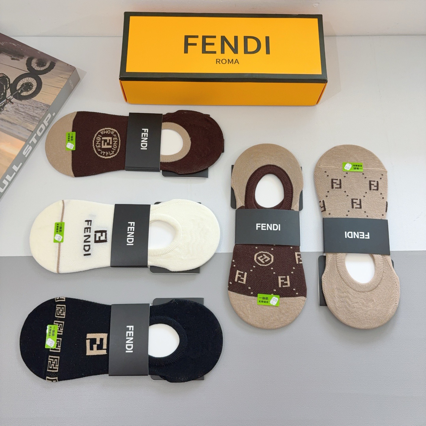 配包装（一盒5双）FENDI （芬迪） 经典纯棉船袜，秒杀市场普通货，经典图案logo，专柜同步袜子❗️