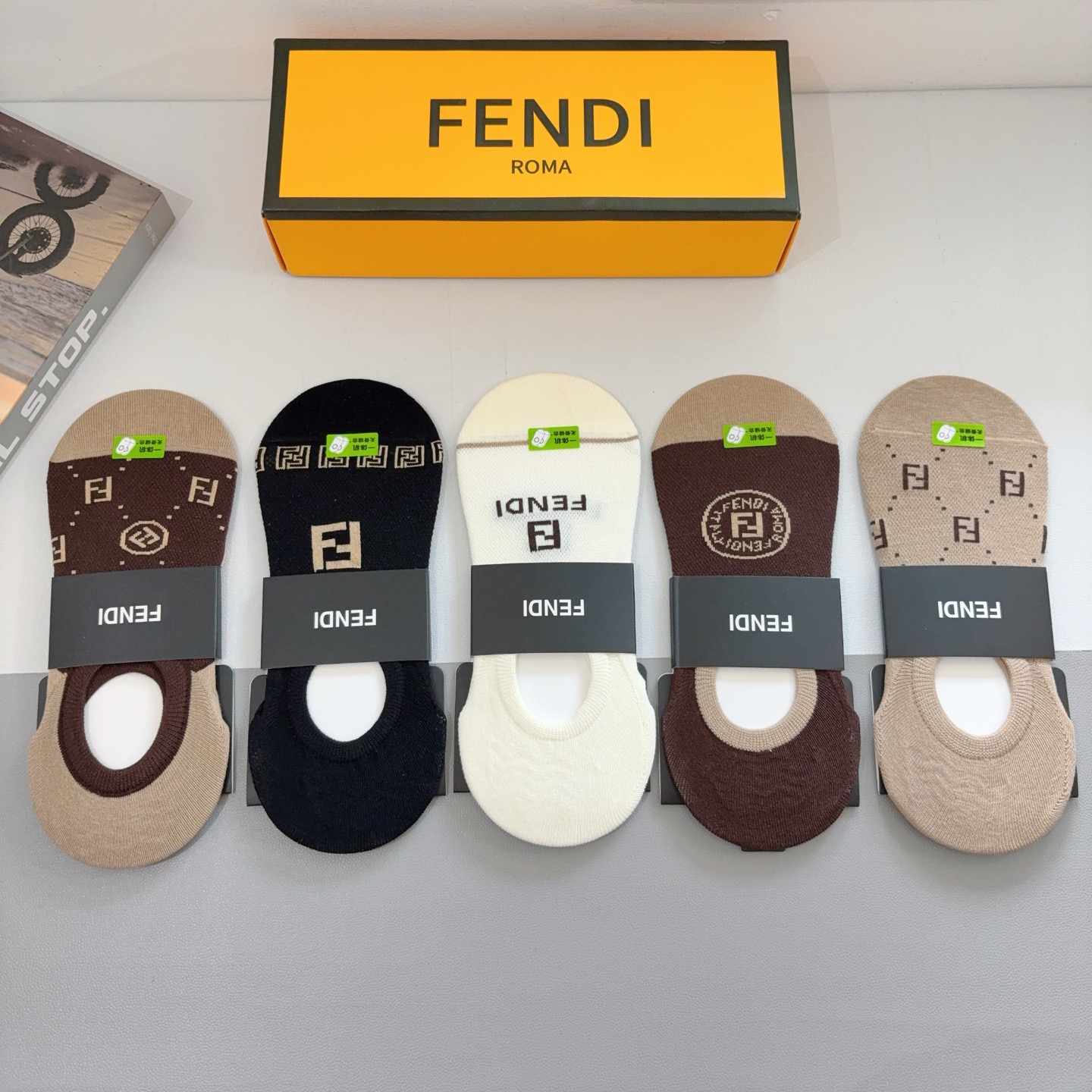 配包装（一盒5双）FENDI （芬迪） 经典纯棉船袜，秒杀市场普通货，经典图案logo，专柜同步袜子❗️
