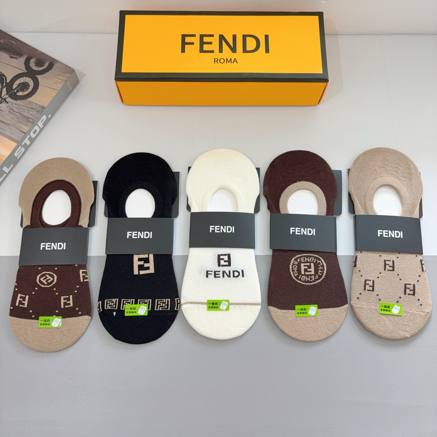 配包装（一盒5双）FENDI （芬迪） 经典纯棉船袜，秒杀市场普通货，经典图案logo，专柜同步袜子❗️